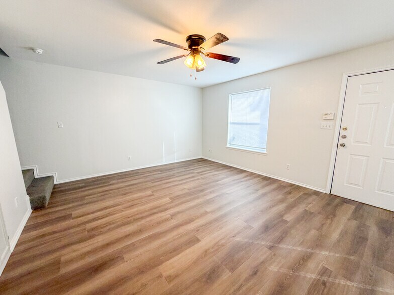 Building Photo - 709 Sonesta Dr