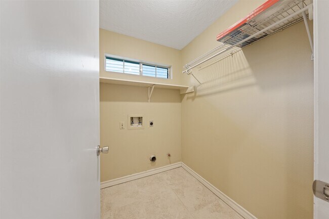 Building Photo - 211 Scarlet Maple Dr