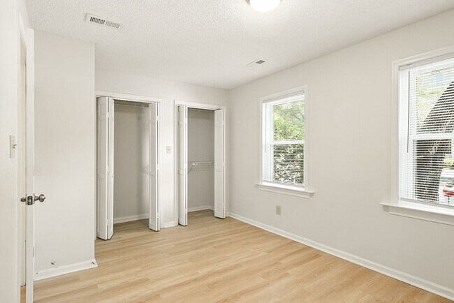 Building Photo - 13 Academy Ln
