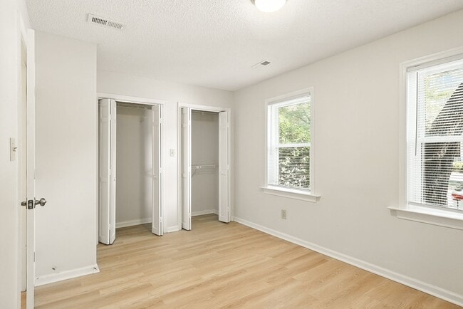 Building Photo - Fabulous 1 Bedroom/1 Bath Condo Unit!