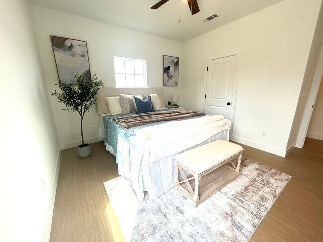 Building Photo - 1796 Riverview Dr