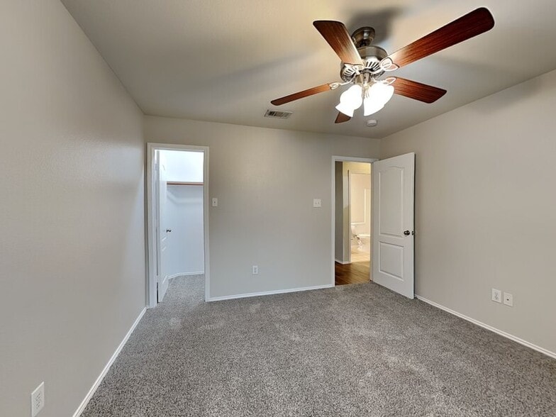 Building Photo - 219 Stable Dr