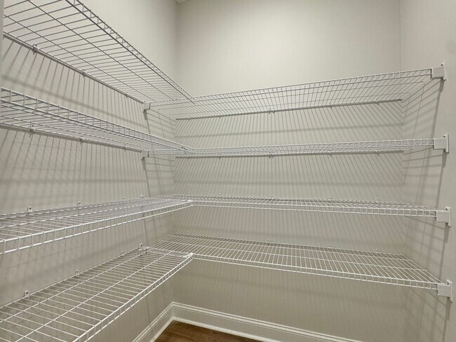 Building Photo - $500 RENT CREDIT | AVAILABLE NOW! (Pet Friendly)