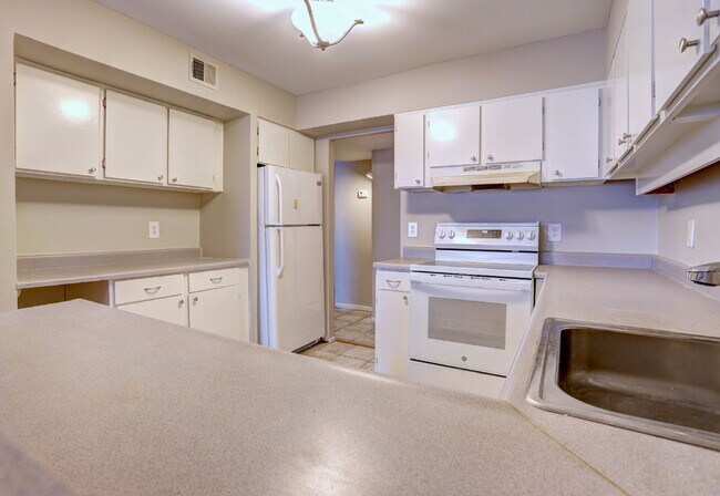 Building Photo - 2BD/1.1BA:  Cozy Columbia Condo