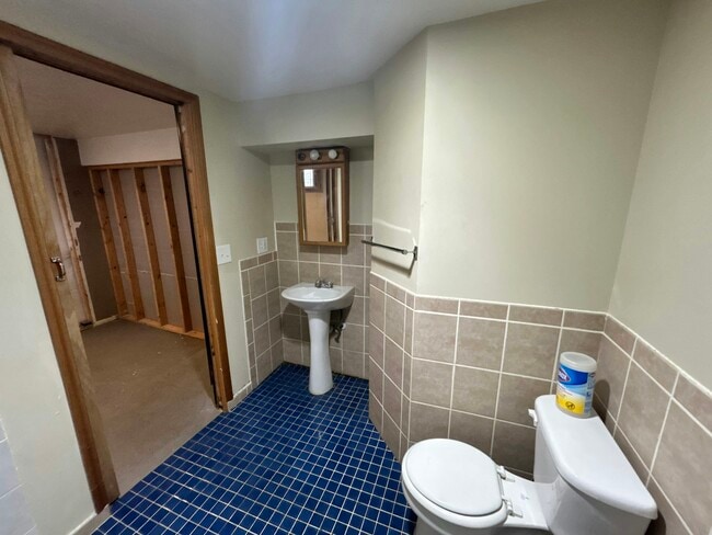 Building Photo - 215 Erhardt Dr