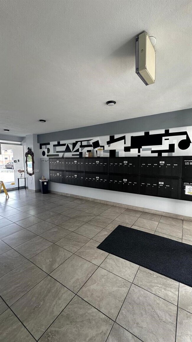 Building Photo - 1333 E Hallandale Beach Blvd