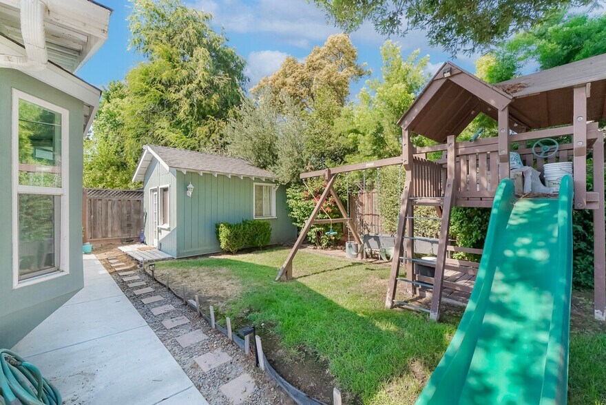 Building Photo - 2326 Cherry Ave