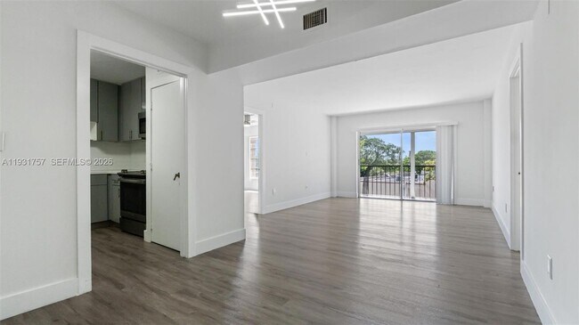 Building Photo - 4158 Inverrary Dr