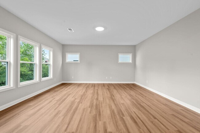 Building Photo - 453 Friendly Ave