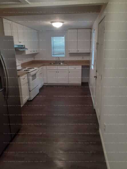 Building Photo - 306 Celery Ave S