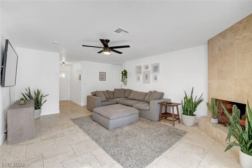 Living - 3112 La Mesa Dr