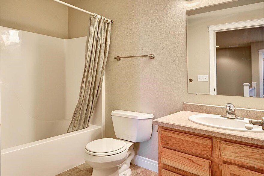 Spare Bath Upstairs - 916 Expedition Trl