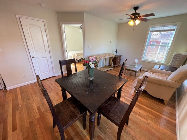 Building Photo - Large, updated 5 BR 2.5 BA in Carrboro, cl...