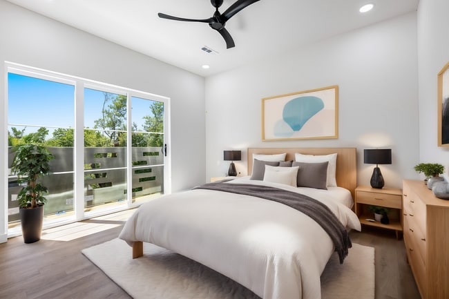 Building Photo - ***933 SE 10th Street***