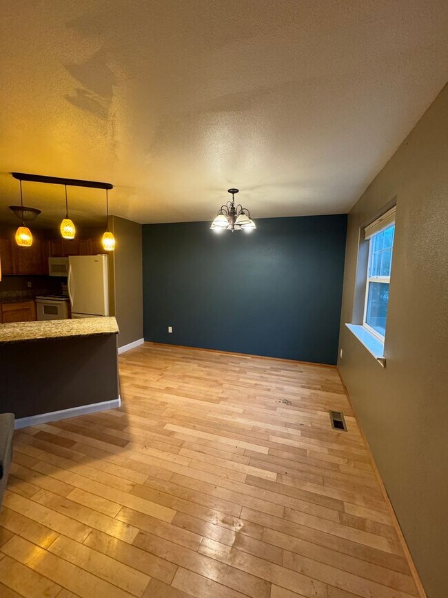 Building Photo - 3 bedroom 2 1/2 bath two story in Nice Ros...