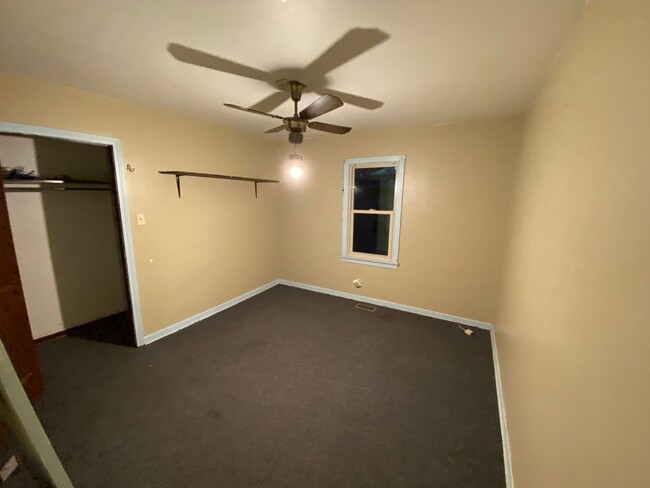 Building Photo - 2 Bedroom, 1 Bath House w/ Basement and Do...