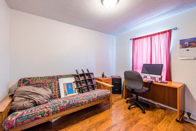 Building Photo - Three Bedroom Two Bath NE Heights