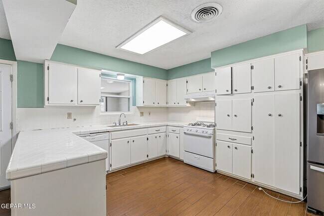 Building Photo - 8700 Cielo Vista Dr