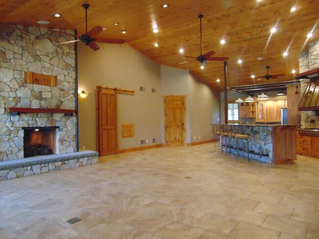 Building Photo - Majestic 3 Bed Mid MO Ranch!