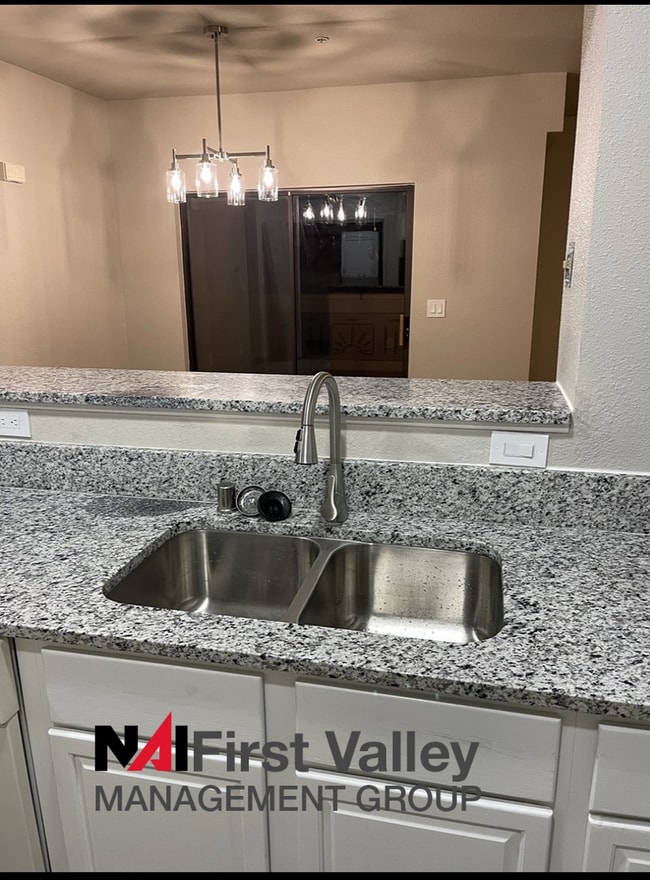 Building Photo - 1 Bedroom, 1 Bath