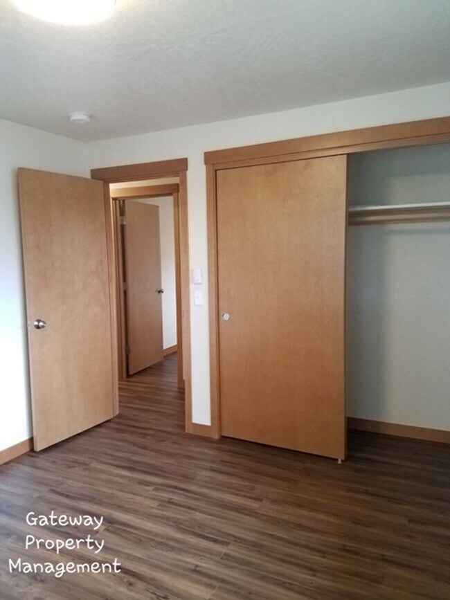 Building Photo - 3 Bedroom in town with a view!