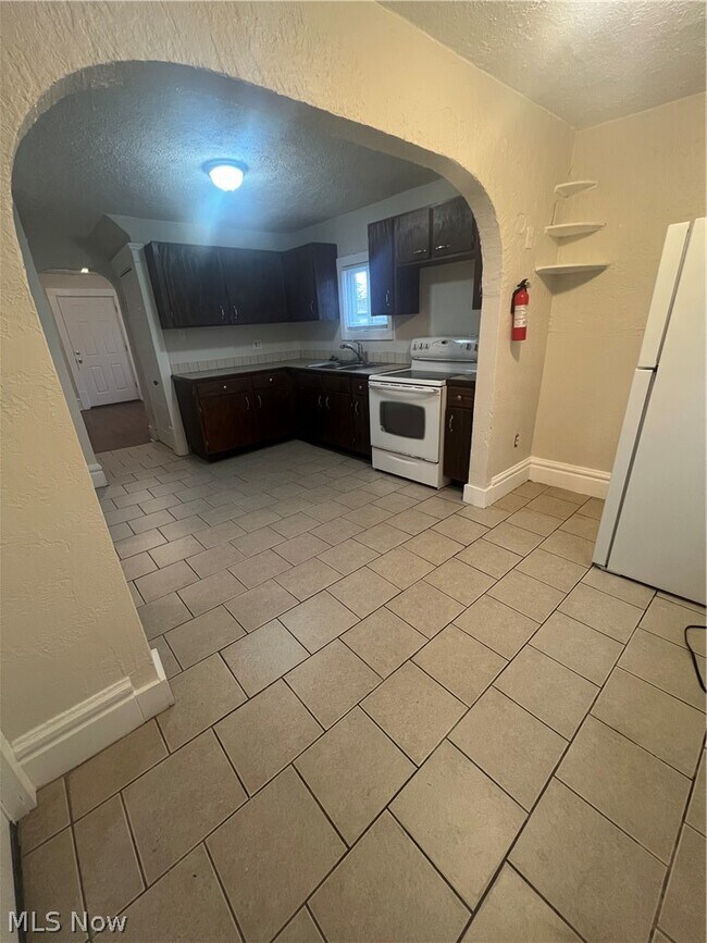 Building Photo - 716 Grace Ave