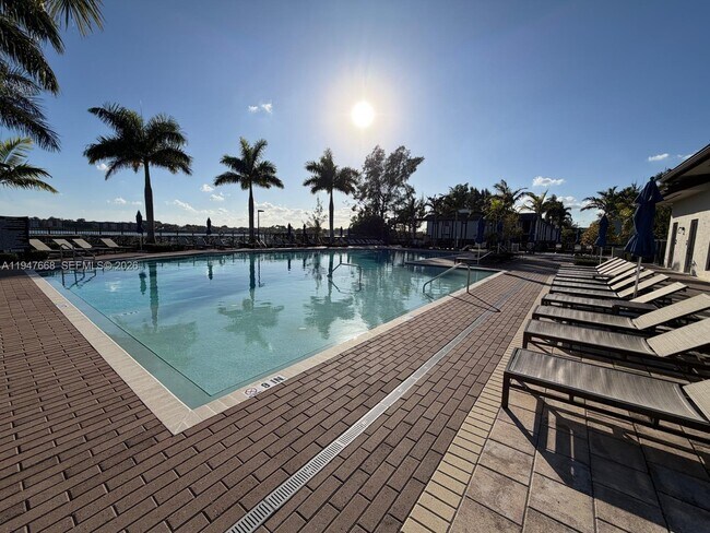 Building Photo - 909 NE 211th St