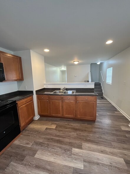 Building Photo - 360 E Hinman Ave