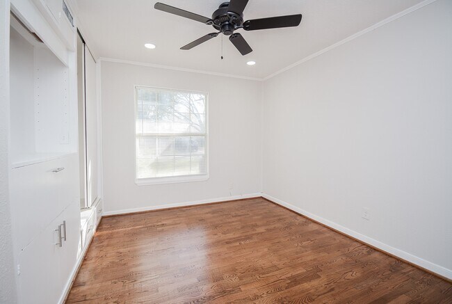 Building Photo - 5006 Libbey Dr