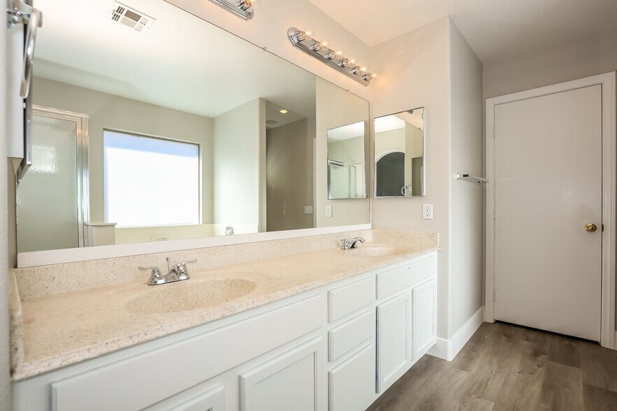 Building Photo - 4729 Cliff Breeze Dr