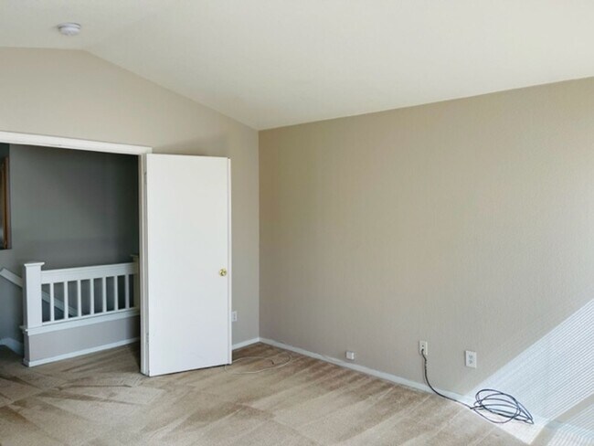 Building Photo - Close to freeway and shopping