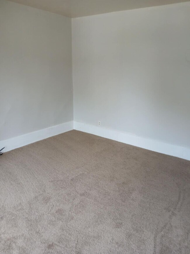 Building Photo - Spacious 3 Bedroom House Located in North ...