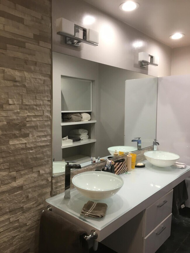 Building Photo - 7770 La Mirada Dr