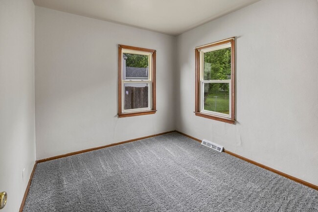 Building Photo - 1 Bedroom/ 1 Bath Home - Fenced in back yard and 1 Stall Garage