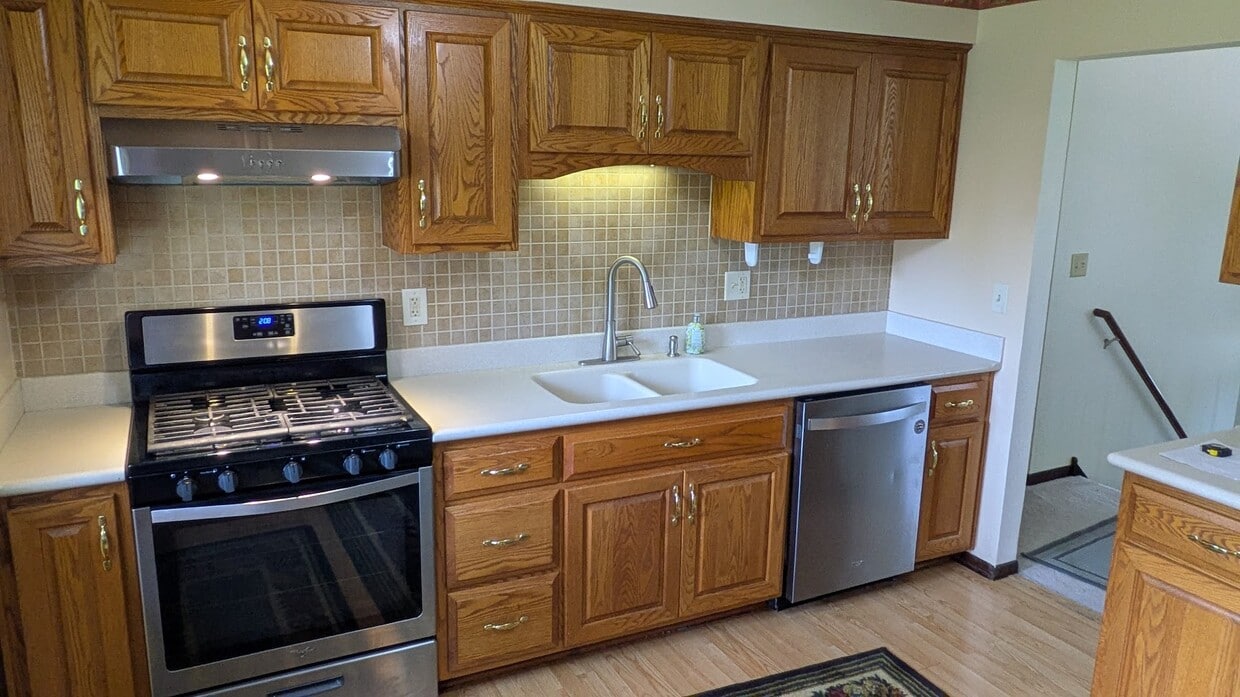 Stainless - 418 Lincoln Ln