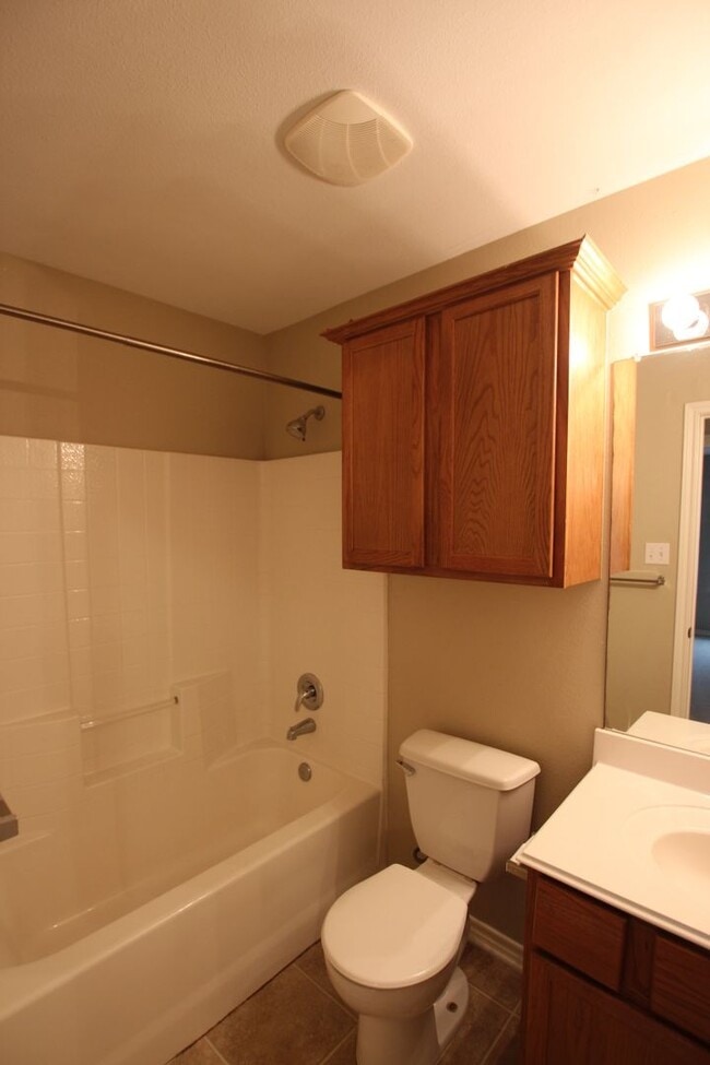Building Photo - Available! Beautiful 3 bedroom 2 bathroom ...