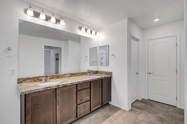 Building Photo - Stunning 3 Bedroom in Skye Canyon Master P...