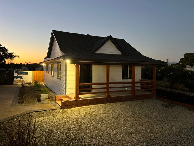 Building Photo - 2855 N Rose Ave