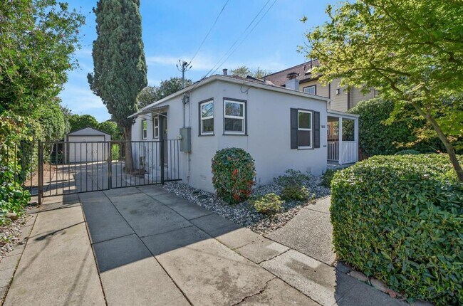 Building Photo - 2 bedroom | 1 bathroom | Single family in East Sac