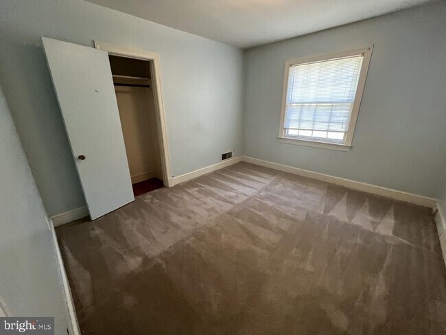 Building Photo - 4906 Hood Dr