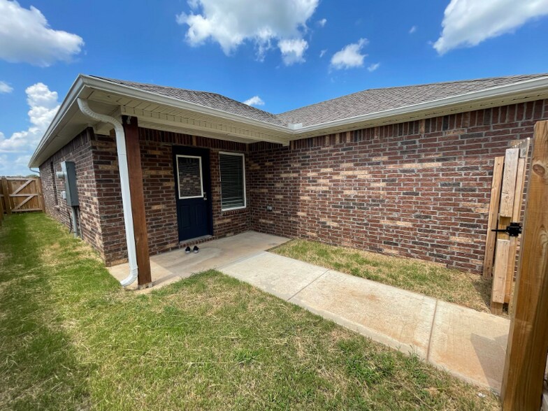 Building Photo - 2440 N Raven Ln
