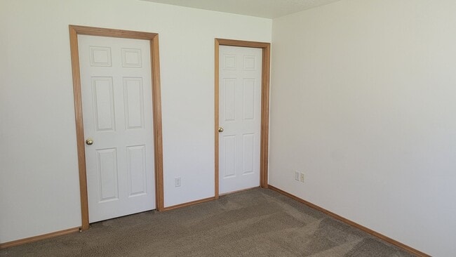 Building Photo - * MOVE IN SPECIAL* 1/2 OFF 1st FULL MONTH'...