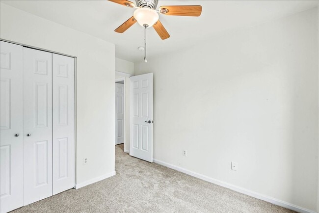 Building Photo - Charming 3-Level Townhome