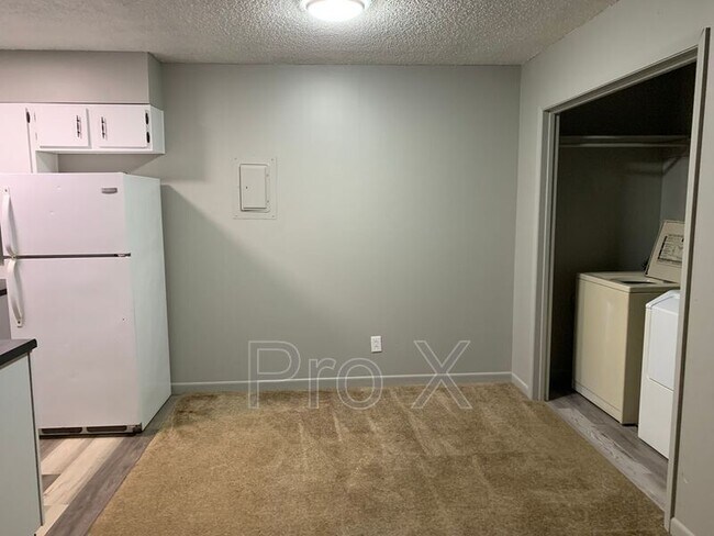 Building Photo - 2037 S River St