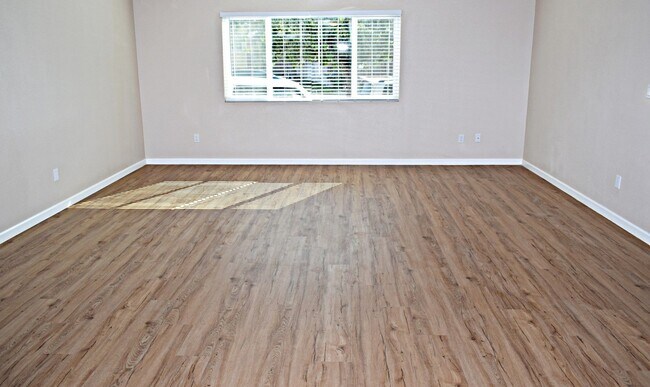 Building Photo - 2BR, 1BA Apartment Unit - Open Floor Plan, No Carpet , Double Pane Windows, and 1 Assigned Parkin...