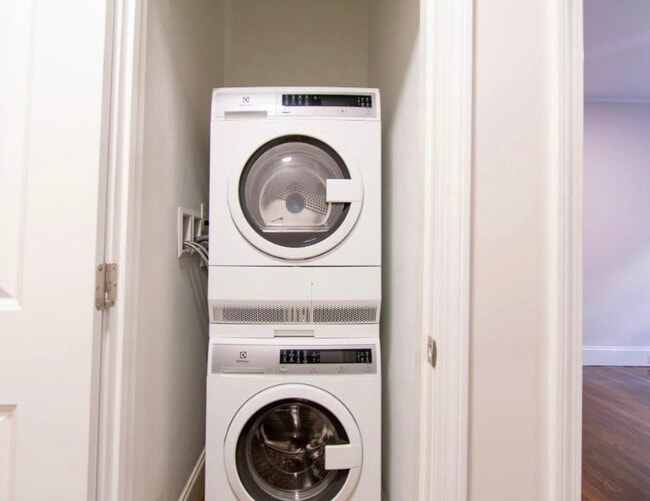 Building Photo - 10 Clearway St