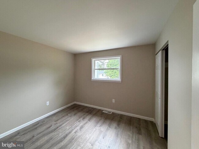 Building Photo - 1133 Louis Dr