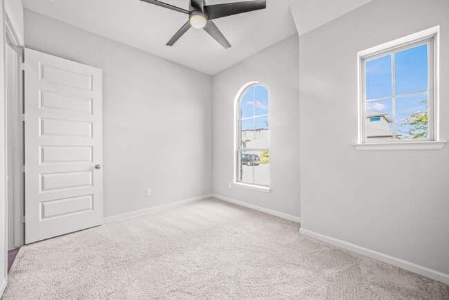 Building Photo - Beautiful 4 bed 3 bath Single Story Home i...