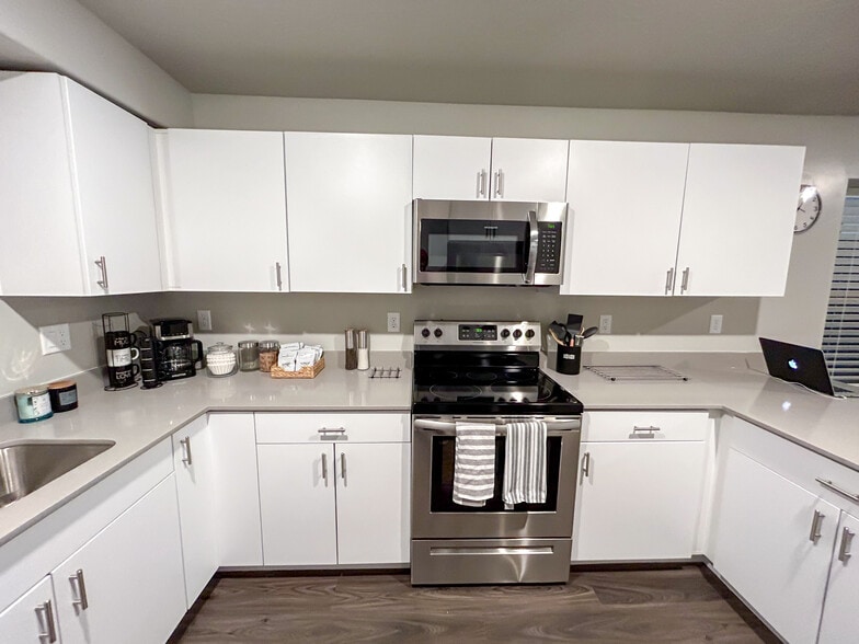 Building Photo - 128 N Lone Rock Dr