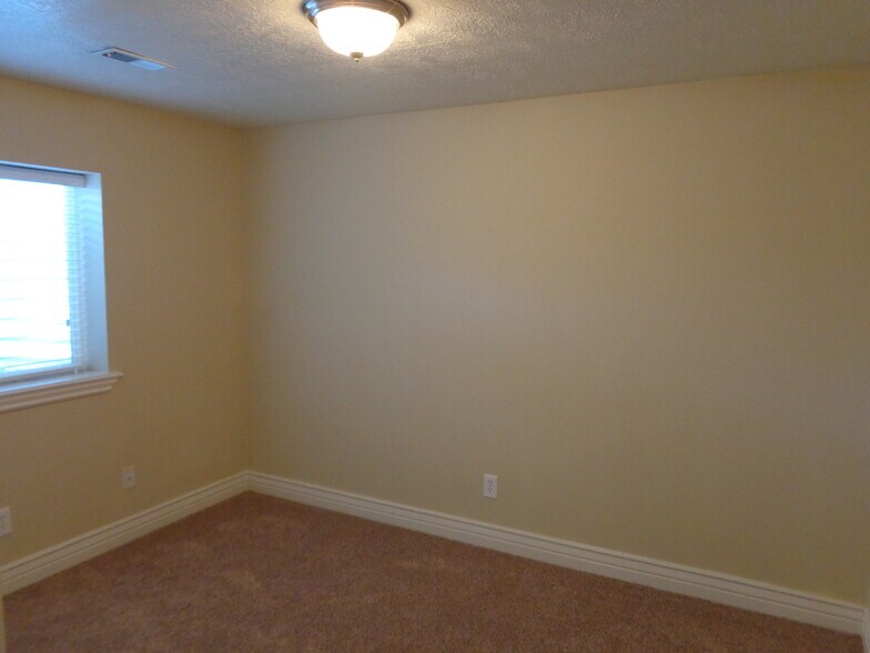 Building Photo - 465 W 1780 N St